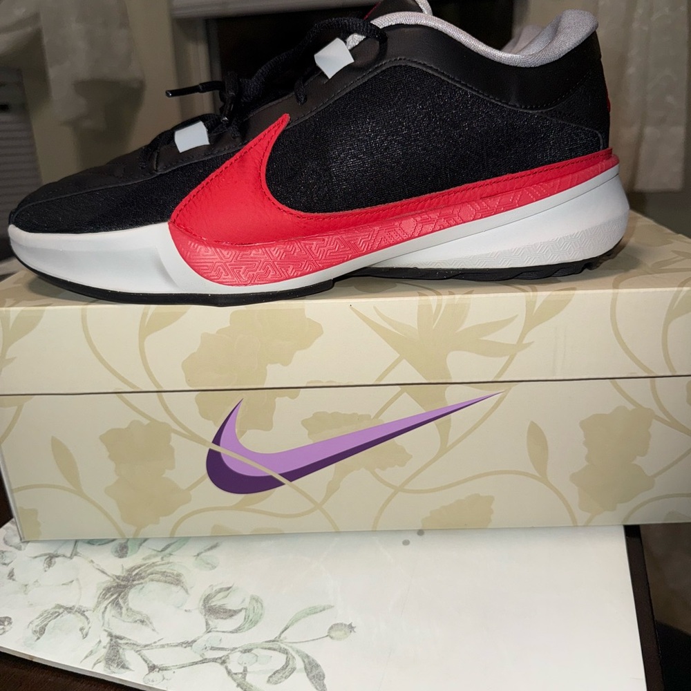 Nike Zoom Freak 5 sneakers size 10.5 new